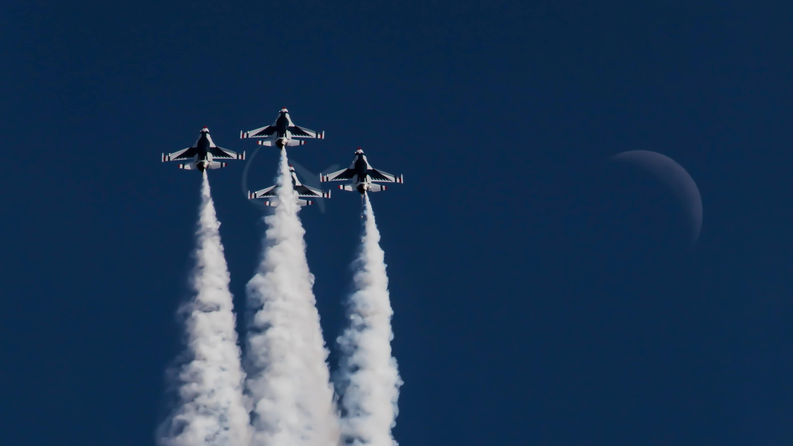 USAF Thunderbirds performing in an airshow.