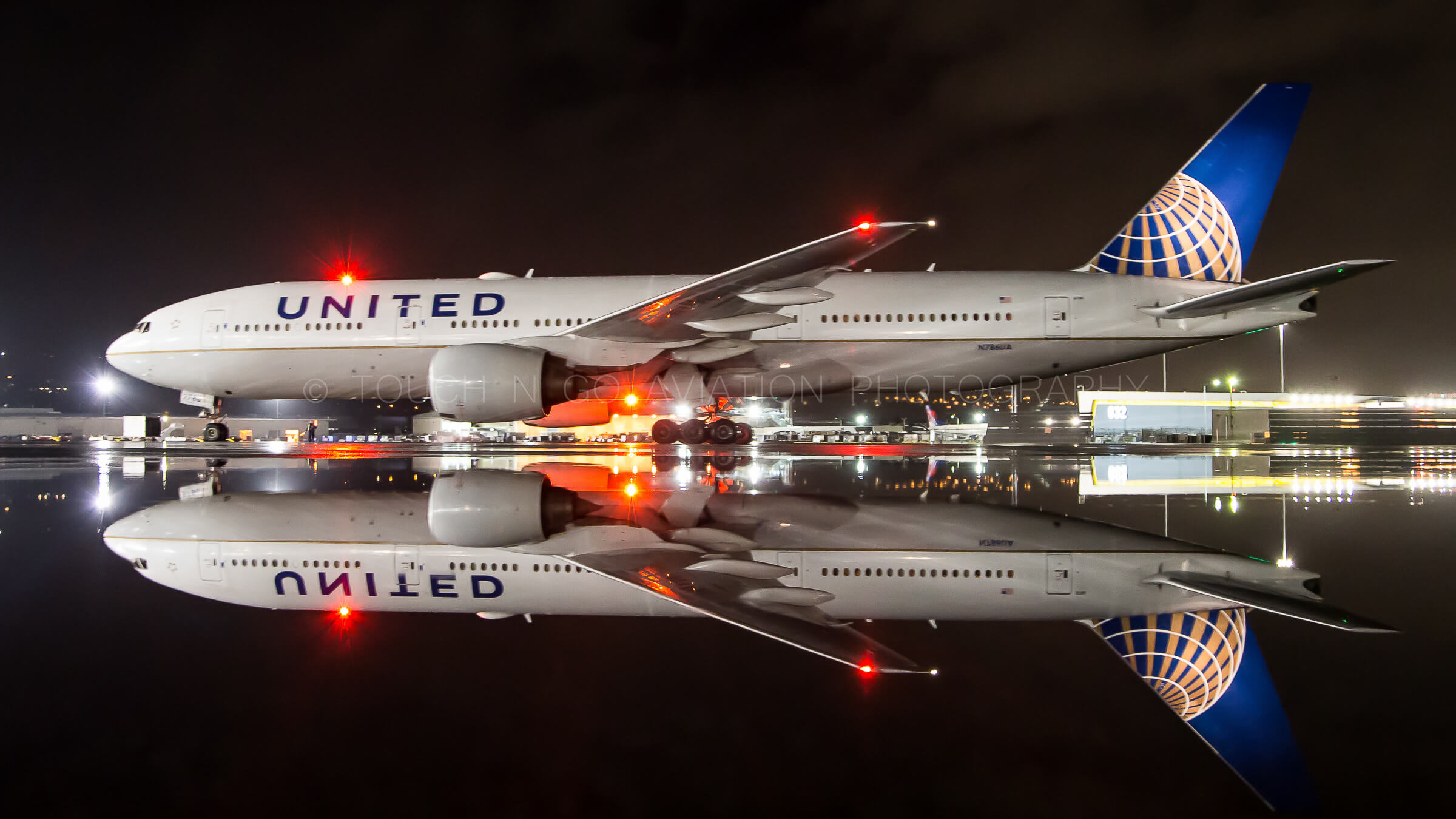 Reflection shot of UA 787, SFO.
